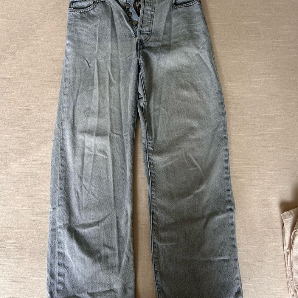 Light wash Levi Jeans